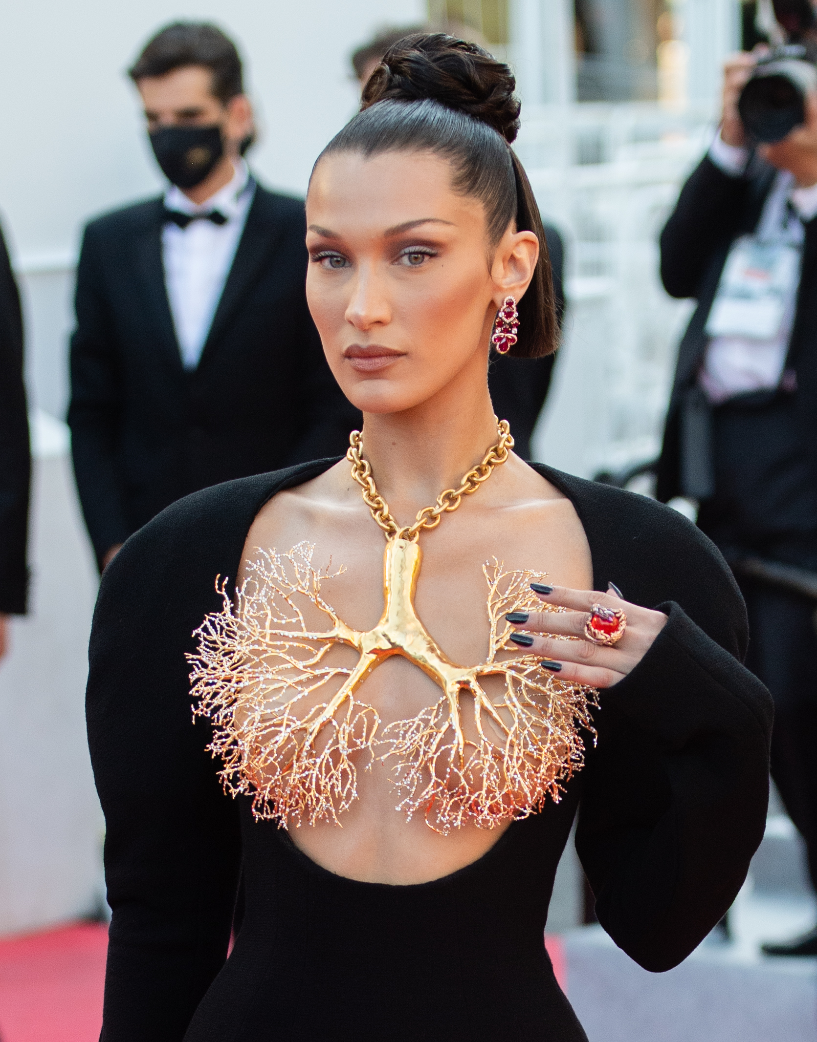 Bella-Hadid-Chopard-Cannes-Film-Festival