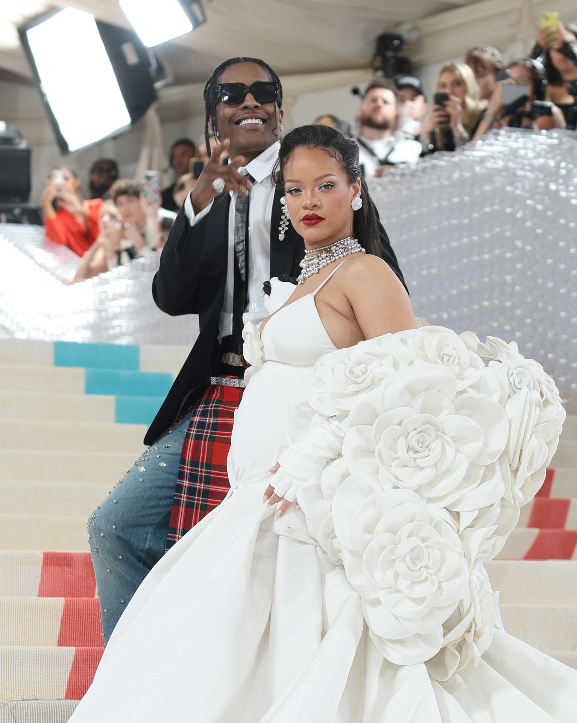 Rihanna Sports Custom Marc Jacobs And A Baby Bump At The 2025 Met Gala Rihanna Sports Custom Marc Jacobs And A Baby Bump At The 2025 Met Gala