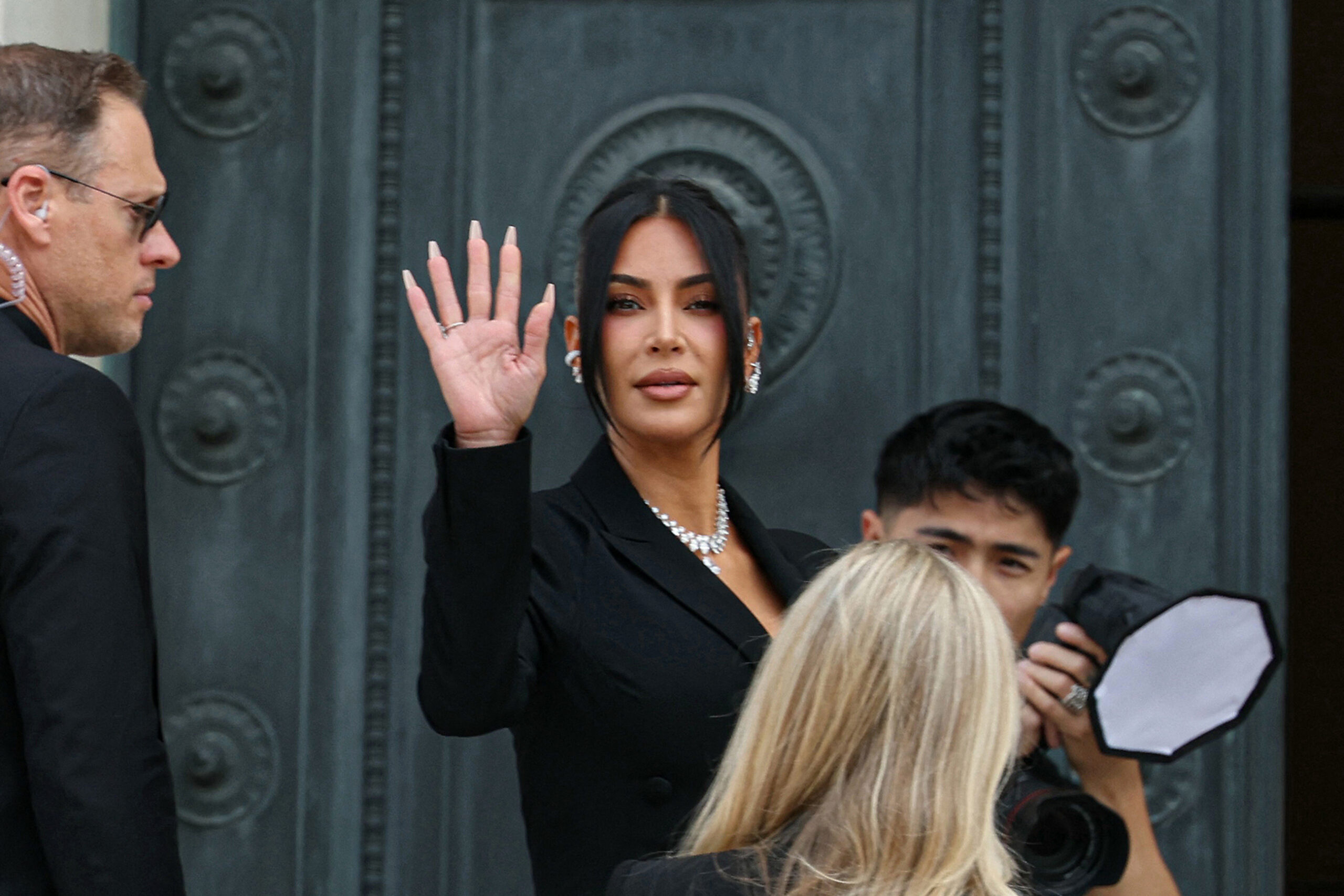 キム・カーダシアンは、ダイヤモンドを着た宝石の泥棒に対して証言します