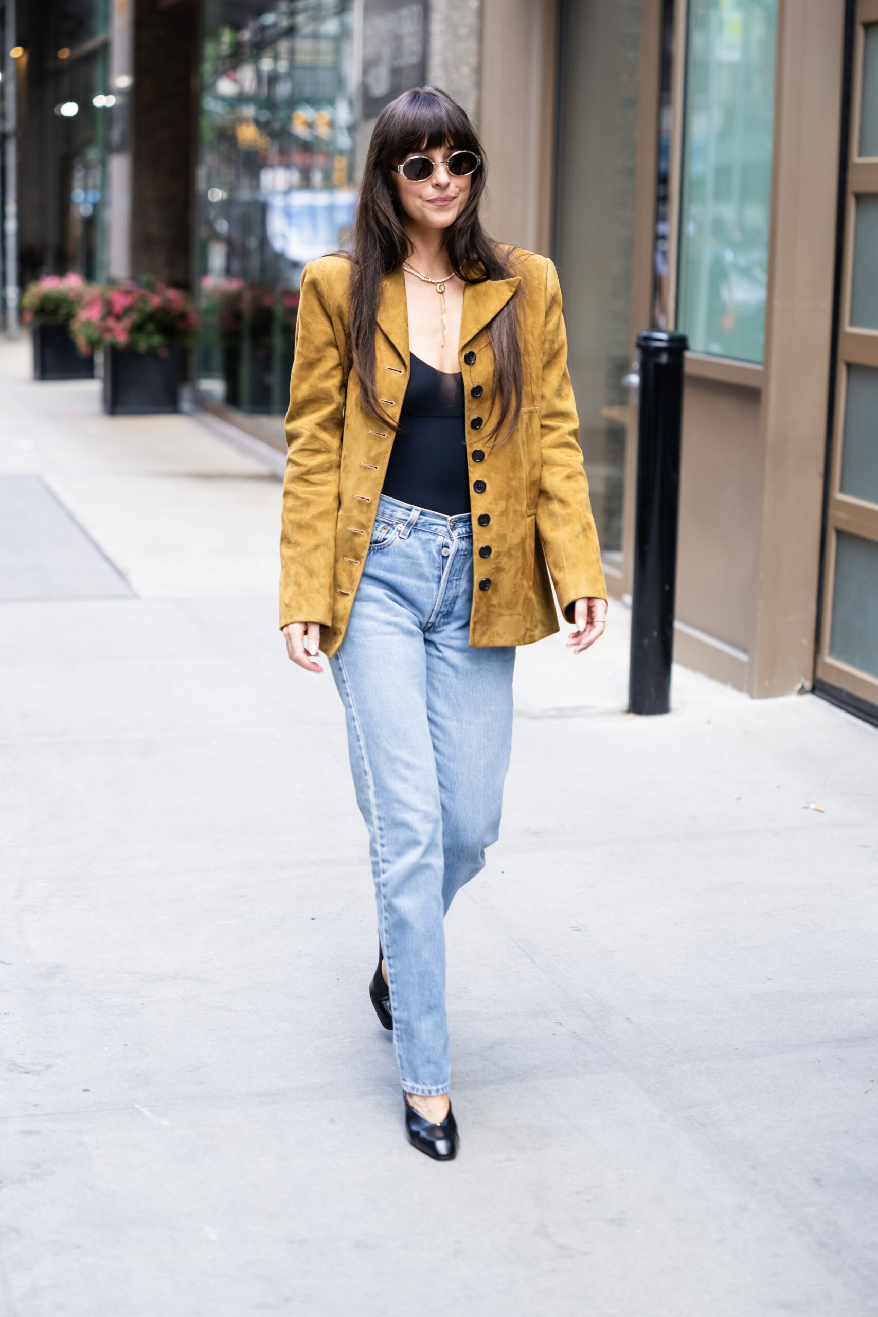 dakota-johnson-jeans