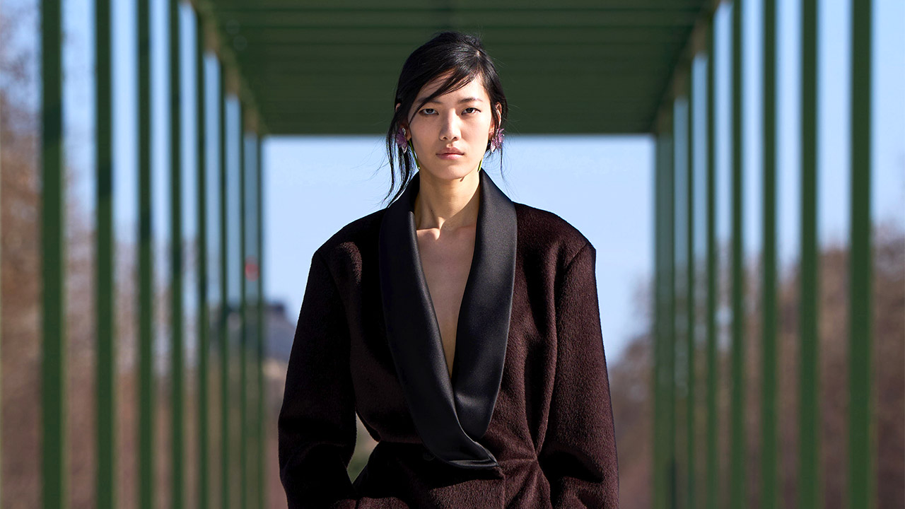 PFW: Bei Dior wird ein Spaziergang im Park zur Modestudie